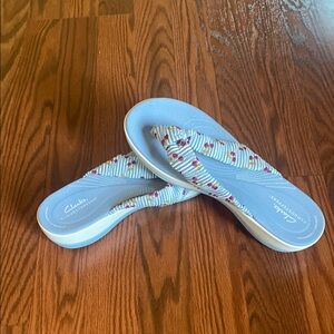 Clarks Women's Cloudsteppers flip flops. Size 10